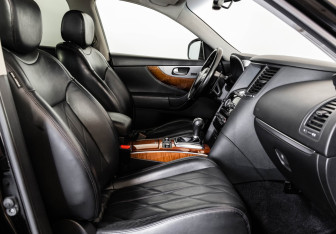 Подержанный автомобиль Infiniti QX70 2015 года (22 фото)