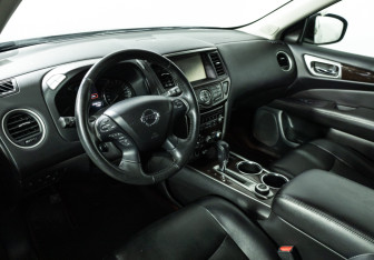 Подержанный автомобиль Nissan Pathfinder 2015 года (11 фото)