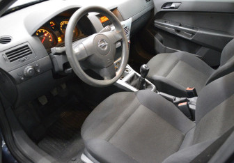 Подержанный автомобиль Opel Astra Hatchback 2010 года (10 фото)