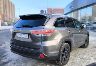 Подержанный автомобиль Toyota Highlander 2014 года (4 фото)