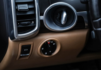 Подержанный автомобиль Porsche Cayenne 2011 года (27 фото)