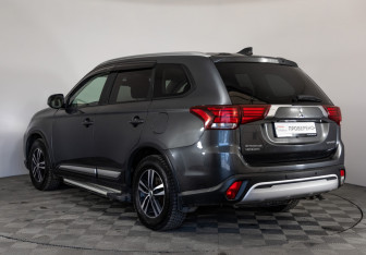 Подержанный автомобиль Mitsubishi Outlander 2019 года (7 фото)