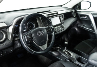 Подержанный автомобиль Toyota RAV4 2017 года (11 фото)