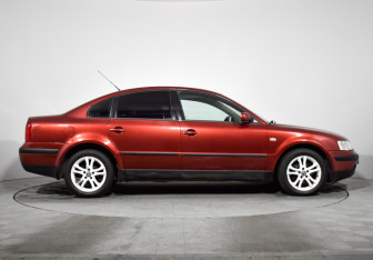 Подержанный автомобиль Volkswagen Passat Sedan 2000 года (4 фото)