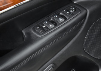 Подержанный автомобиль Jeep Grand Cherokee 2011 года (10 фото)