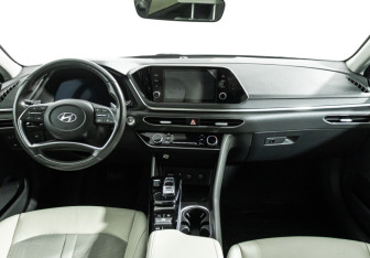 Подержанный автомобиль Hyundai Sonata 2020 года (13 фото)