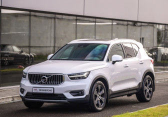 Подержанный автомобиль Volvo XC40 2021 года (3 фото)