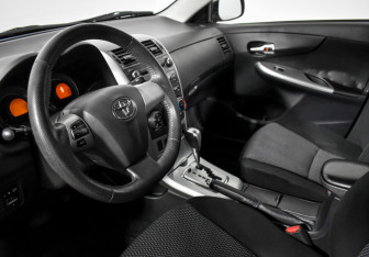 Подержанный автомобиль Toyota Corolla Sedan 2012 года (9 фото)