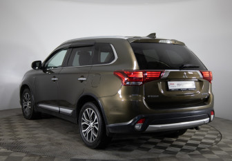 Подержанный автомобиль Mitsubishi Outlander 2015 года (7 фото)