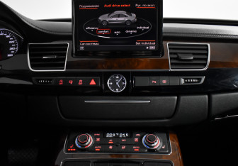 Подержанный автомобиль Audi A8 2012 года (18 фото)
