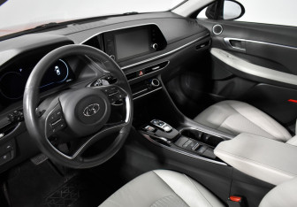 Подержанный автомобиль Hyundai Sonata 2020 года (9 фото)