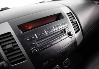 Подержанный автомобиль Peugeot 4007 2012 года (15 фото)