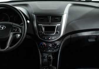 Подержанный автомобиль Hyundai Solaris Hatchback 2016 года (14 фото)