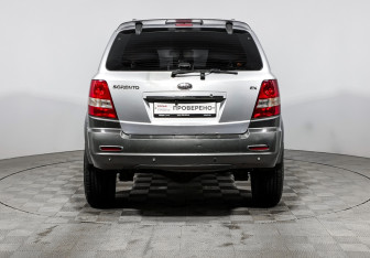 Подержанный автомобиль Kia Sorento 2006 года (6 фото)
