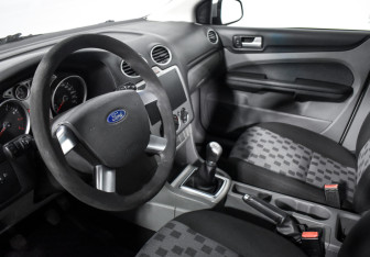 Подержанный автомобиль Ford Focus Sedan 2009 года (9 фото)