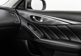 Подержанный автомобиль Infiniti Q50 2017 года (17 фото)