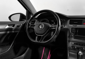 Подержанный автомобиль Volkswagen Golf Hatchback 2014 года (16 фото)