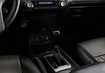 Подержанный автомобиль Toyota Land Cruiser Prado 2013 года (12 фото)