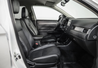 Подержанный автомобиль Mitsubishi Outlander 2014 года (22 фото)