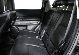 Подержанный автомобиль Mitsubishi Outlander 2015 года (10 фото)