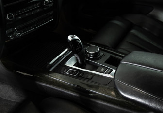 Подержанный автомобиль BMW X5 2015 года (19 фото)