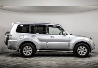 Подержанный автомобиль Mitsubishi Pajero 2011 года (4 фото)