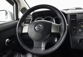 Подержанный автомобиль Nissan Tiida Hatchback 2013 года (14 фото)