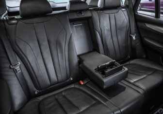 Подержанный автомобиль BMW X5 2015 года (31 фото)