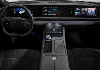 Подержанный автомобиль Voyah Passion 2023 года (15 фото)
