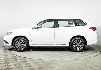 Подержанный автомобиль Mitsubishi Outlander 2022 года (8 фото)