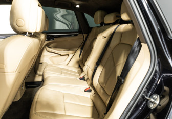 Подержанный автомобиль Porsche Macan 2015 года (10 фото)