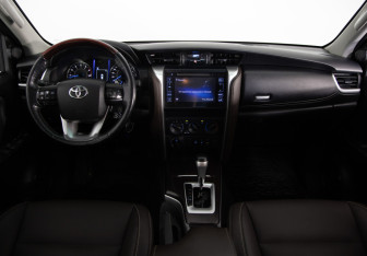 Подержанный автомобиль Toyota Fortuner 2019 года (9 фото)