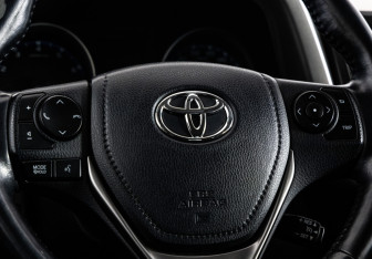 Подержанный автомобиль Toyota RAV4 2017 года (13 фото)