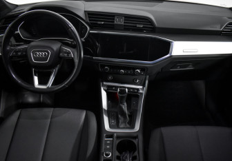 Подержанный автомобиль Audi Q3 2021 года (15 фото)