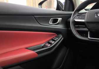 Подержанный автомобиль Changan UNI-S 2024 года (21 фото)