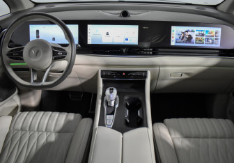 Подержанный автомобиль Voyah Dream 2023 года (18 фото)