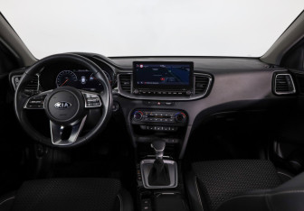 Подержанный автомобиль Kia Ceed Hatchback 2021 года (8 фото)