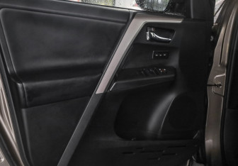 Подержанный автомобиль Toyota RAV4 2017 года (21 фото)