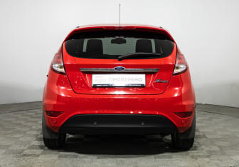 Подержанный автомобиль Ford Fiesta Hatchback 2015 года (6 фото)