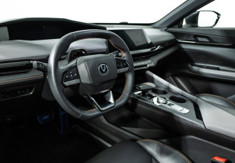 Подержанный автомобиль Changan UNI-V 2023 года (11 фото)