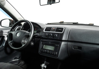 Подержанный автомобиль Skoda Fabia Hatchback 2009 года (16 фото)