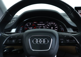 Подержанный автомобиль Audi Q7 2017 года (19 фото)