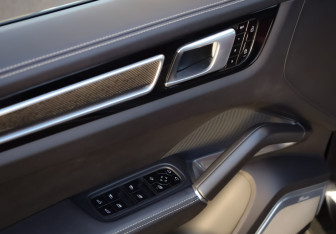 Подержанный автомобиль Porsche Cayenne 2021 года (14 фото)