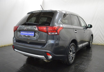Подержанный автомобиль Mitsubishi Outlander 2015 года (5 фото)