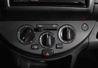 Подержанный автомобиль Nissan Note 2007 года (15 фото)