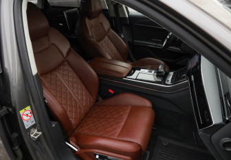 Подержанный автомобиль Audi A8 2019 года (26 фото)