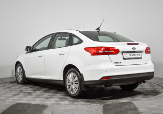 Подержанный автомобиль Ford Focus Sedan 2017 года (7 фото)