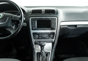 Подержанный автомобиль Skoda Octavia Liftback 2010 года (14 фото)