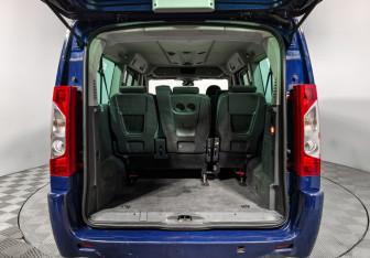 Подержанный автомобиль Peugeot Expert 2015 года (19 фото)