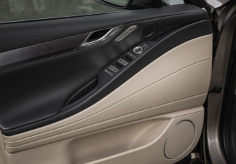 Подержанный автомобиль Genesis G80 2021 года (26 фото)